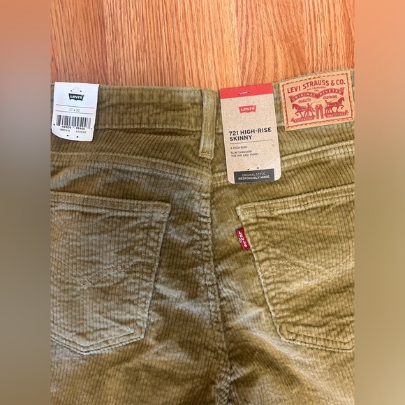 Levi’s 721 high rise skinny corduroy in a khaki color wide wale size 27 x 30 - Picture 4 of 5